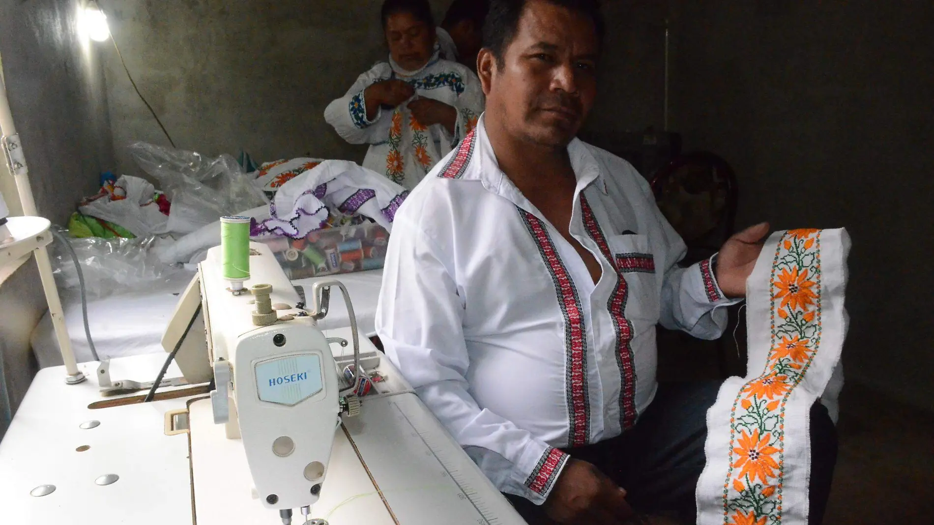 Benigno Miguel Julián, tiene 10 años dedicándose a bordar y confeccionar ropa en San Ildefonso Tultepec.  Luis Luévanos.  El Sol de San Juan del Río.